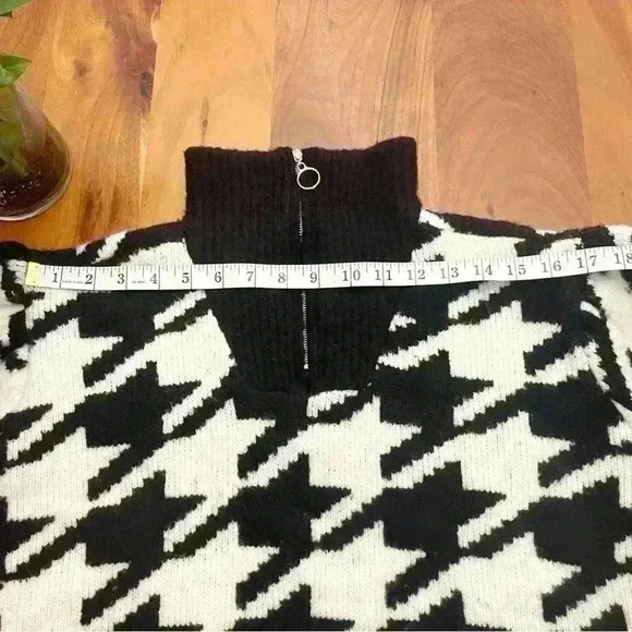 Houndstooth Turtle Neck Black & White Sweater Jumper with Zip Up  Collar. - Picture 9 of 12